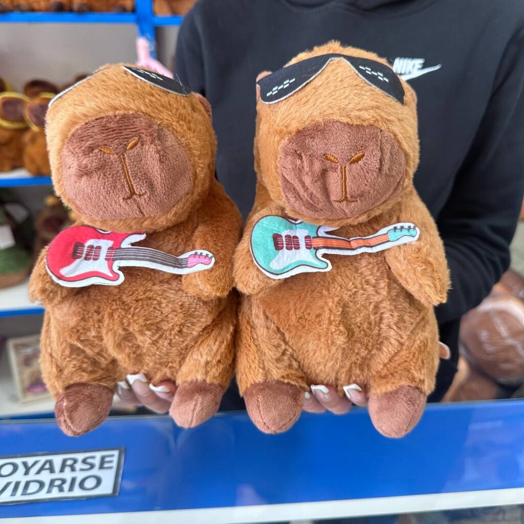 Peluche de Felpa Capybara con Guitarra