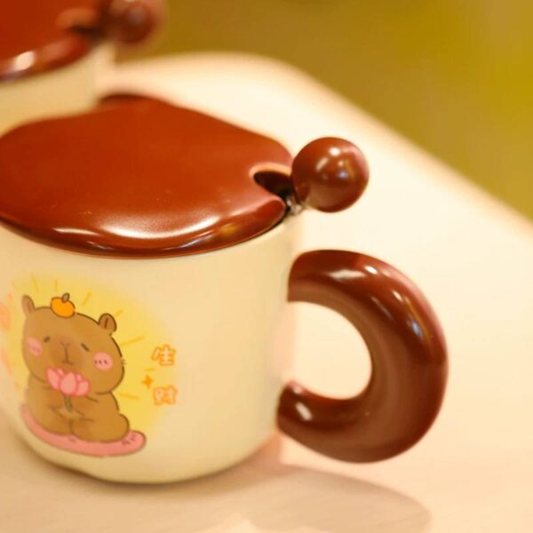 Taza de cerámica Capybara con flor - Imagen 2