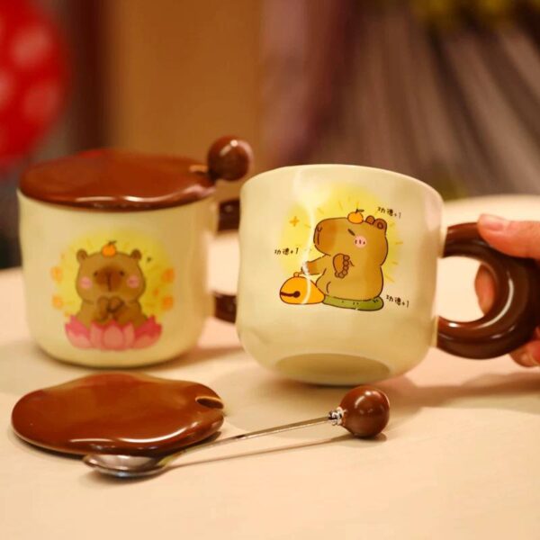 Taza de cerámica Capybara con flor