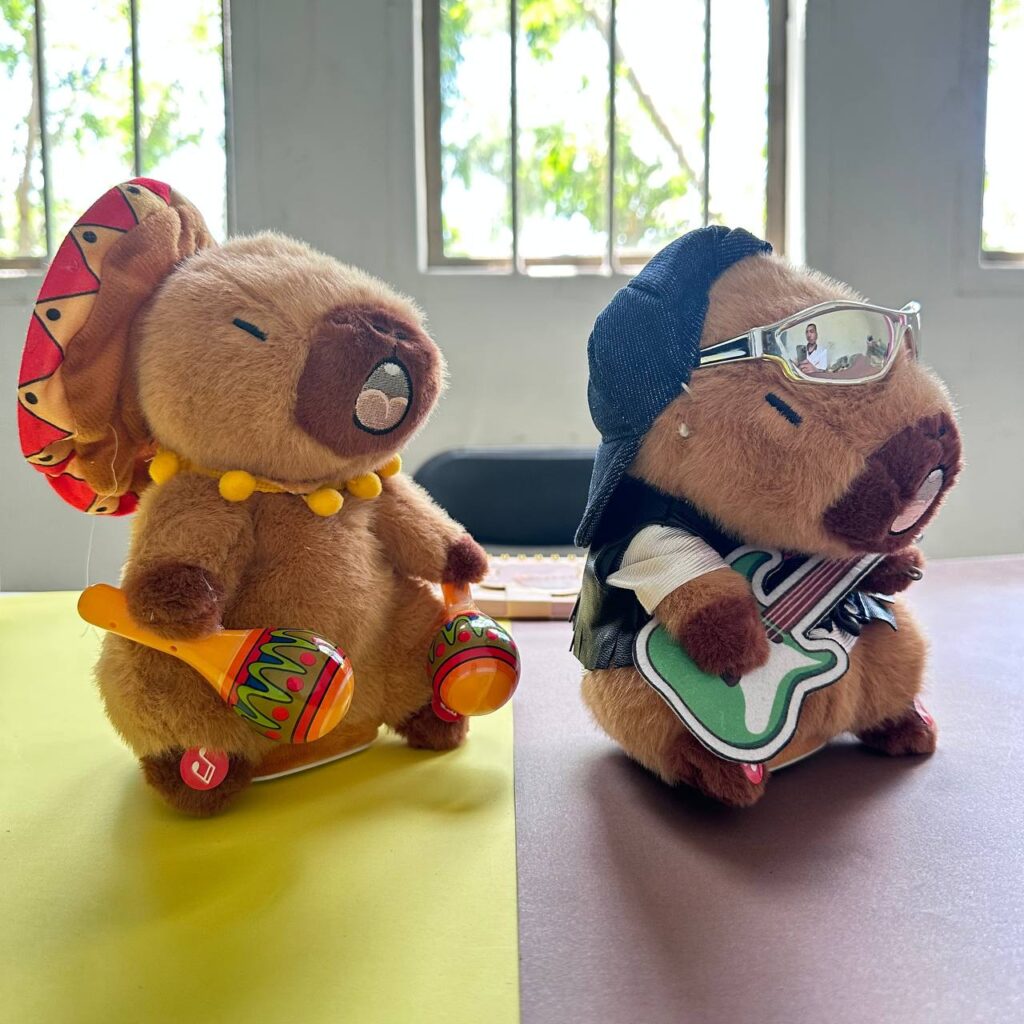 Peluche Parlanchín de Capybara musical