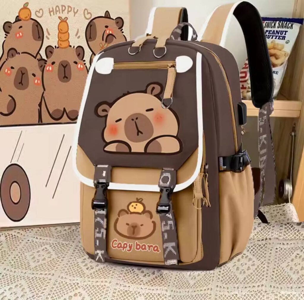 Mochila con Broches Capybara 🧡