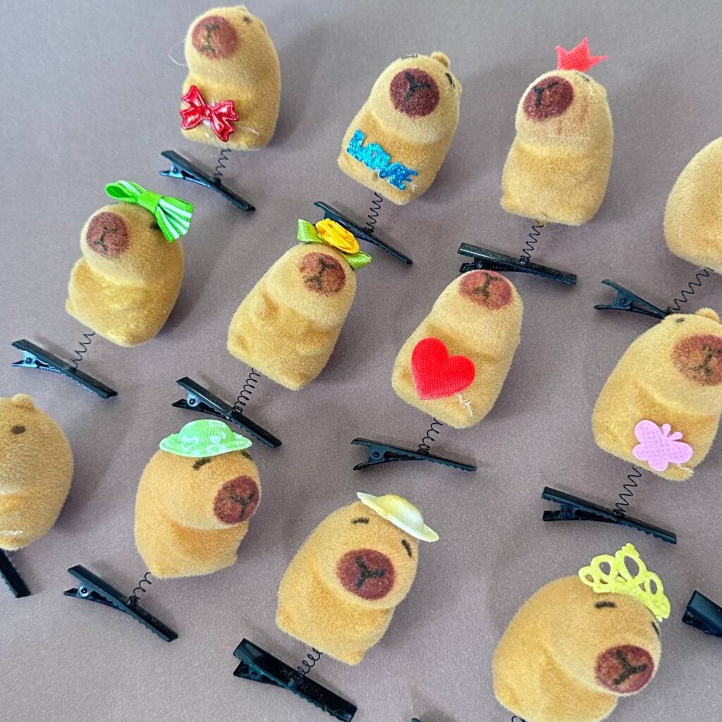 Docena de Pinches de Capybara con Accesorio