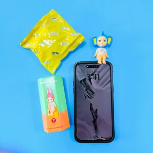 Accesorio Sonny Angel Sentado para Celular | Modelo Misterioso - Imagen 4