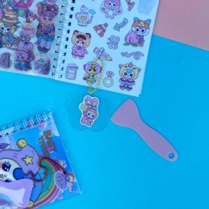 📘 Álbum de Stickers + Espátula Baby Three 🐻✨