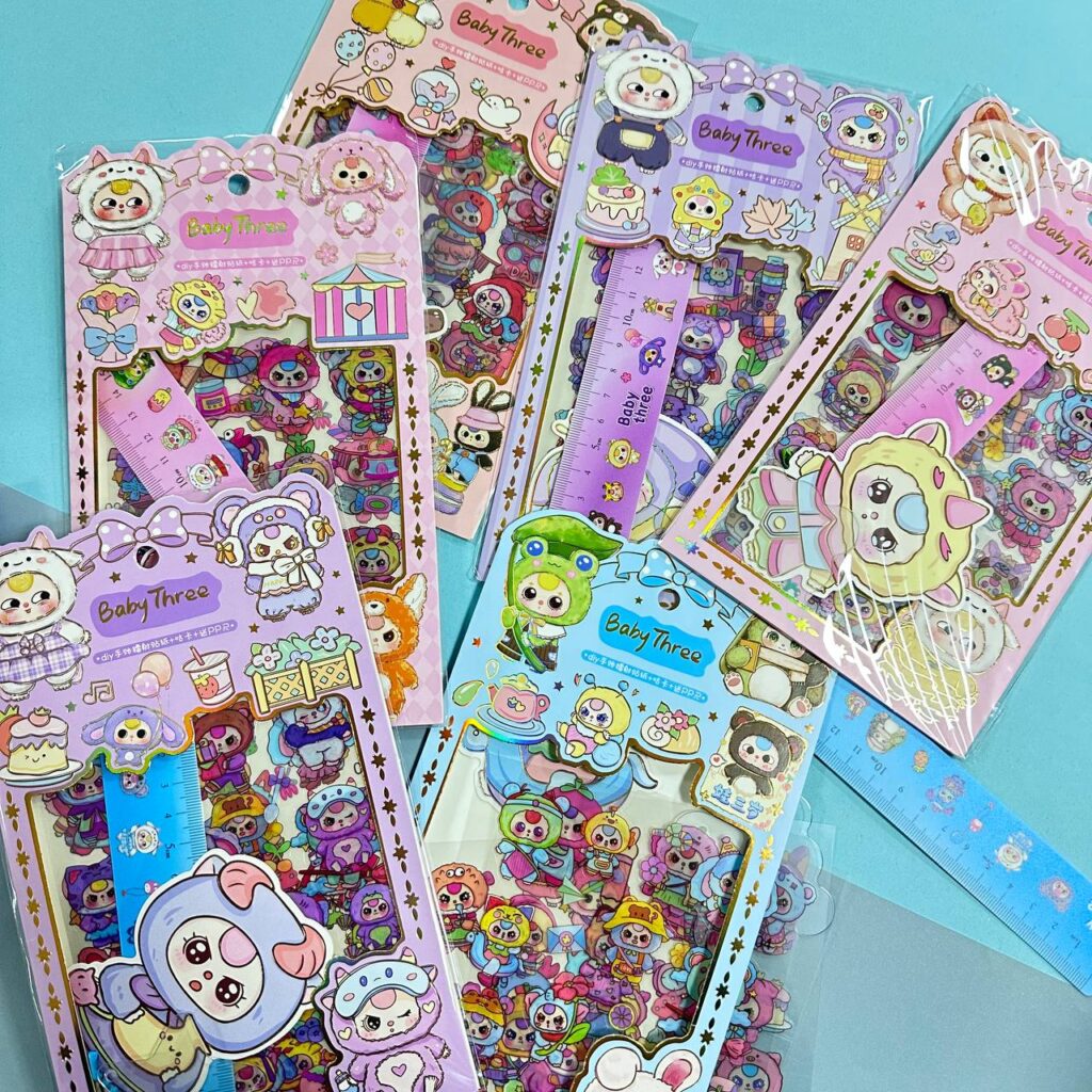🎁 Set de Stickers + Mini Regla Baby Three 🎨