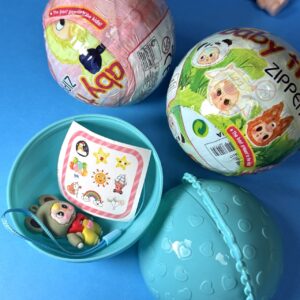 Pelotita Sorpresa Baby Three Kawaii | 1 Sticker + 1 Colgante | Personajes Surtidos - Imagen 4