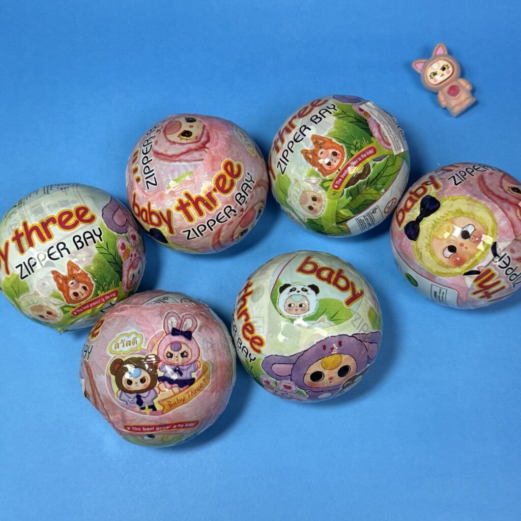 Pelotita Sorpresa Baby Three Kawaii | 1 Sticker + 1 Colgante | Personajes Surtidos