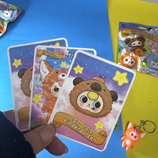 Bolsita Sorpresa Baby Three | 3 Tarjetas + Llavero 🎁 - Imagen 3