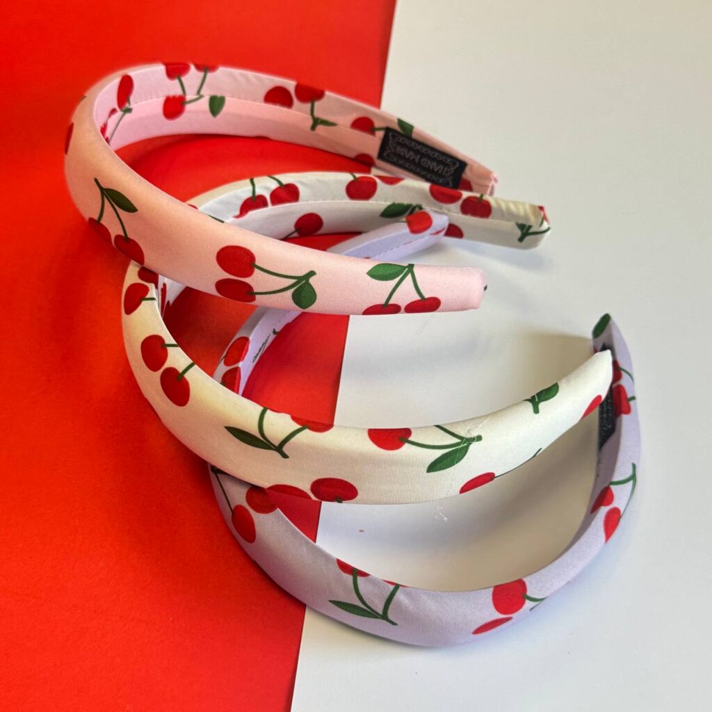 🍒 Diadema Diseño Cereza – 3 Colores Surtidos