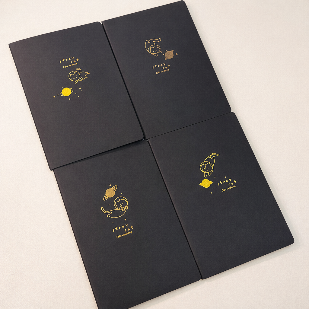 Libreta de Hojas Negras Gato Espacial dorado