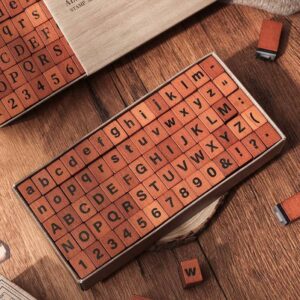 Kit de 70 Sellos de Madera con Letras y Números Vintage - Imagen 3